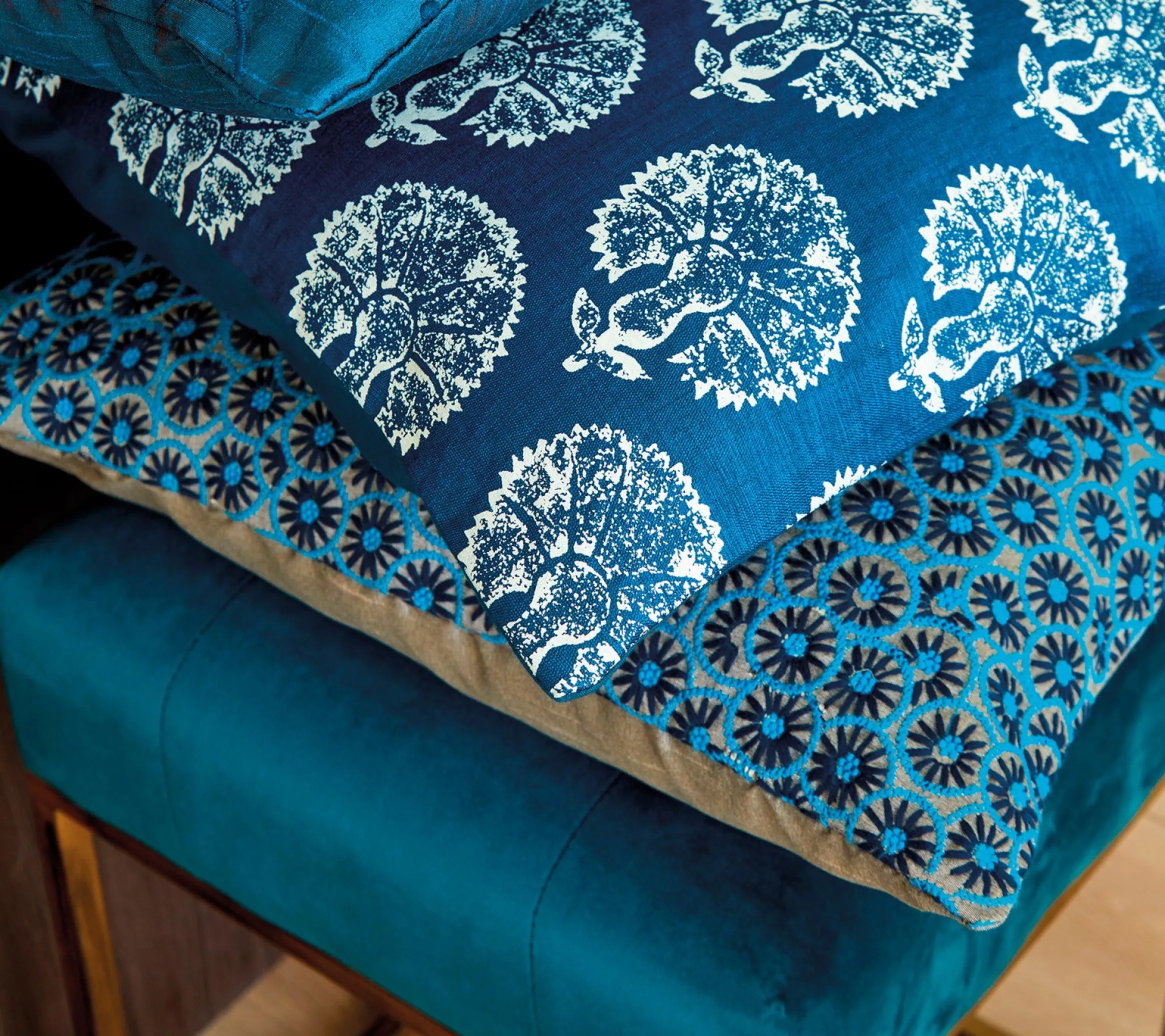 ENSEMBLE ENVELOPPE COUSSIN MARGUERITES BLEU PAON